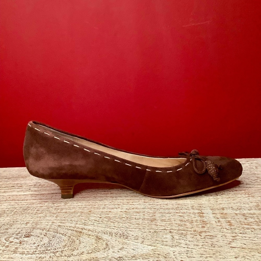 AK Anne Klein Flex Kitten Heels Brown Suede, Bows & Contrasting Cream Stitch - Picture 11 of 16